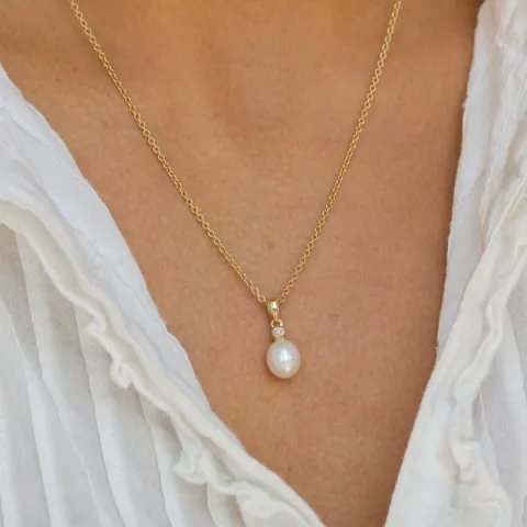 Ovalt perle diamantanheng i 14 karat gull 0,02 ct
