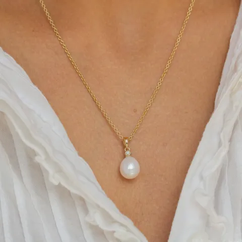 Ovalt perle diamantanheng i 14 karat gull 0,02 ct