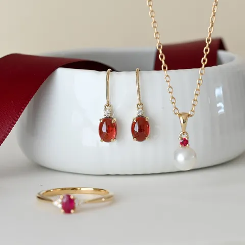 ovale granat diamantøredobb i 14 karat gull med granat og diamant