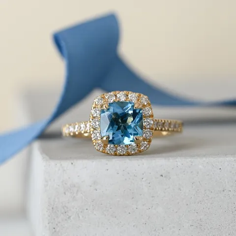 firkantet topas diamantring i 14 karat gull 1,90 ct 0,44 ct