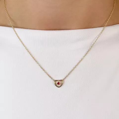 42 cm hjerte rubin anheng med halskjede i 14 karat gull 0,07 ct