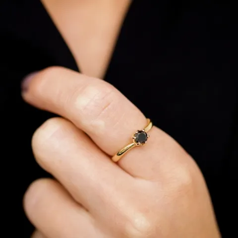 Elegant svart diamant solitairering i 9 karat gull 0,52 ct