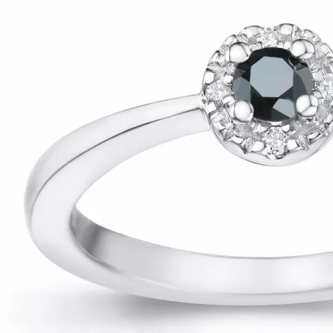 Elegant svart diamant briljantring i 14 karat hvitt gull 0,11 ct 0,02 ct