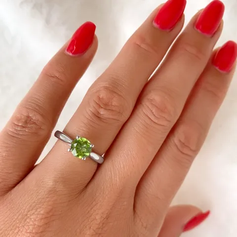 grønn peridot solitairering i 14 karat hvitt gull 1,27 ct