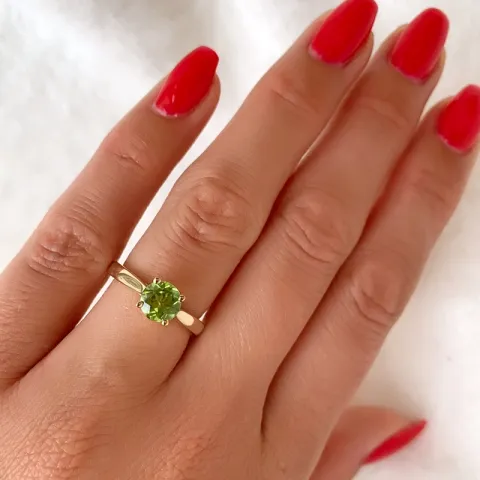 grønn peridot solitairering i 14 karat gull 1,27 ct