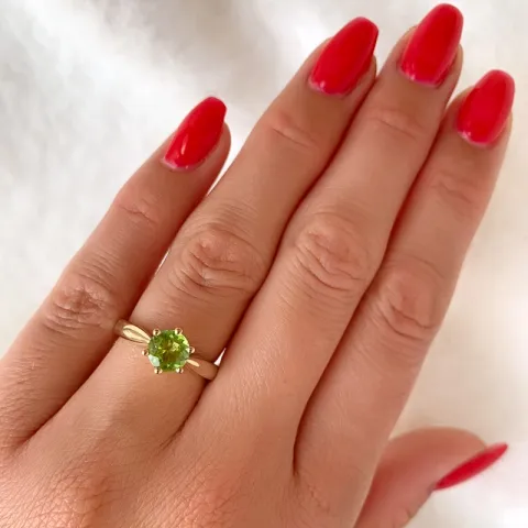 grønn peridot solitairering i 14 karat gull 1,27 ct