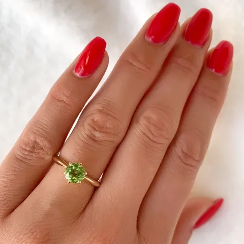 grønn peridot solitairering i 14 karat gull 1,27 ct