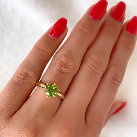 grønn peridot solitairering i 14 karat gull 1,55 ct