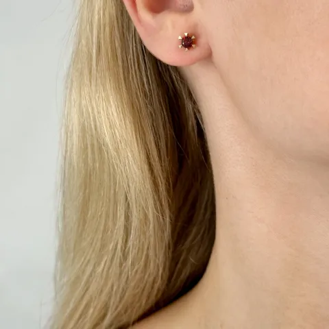 2 x 0,32 ct granat solitaireørepynt i 14 karat gull med granat