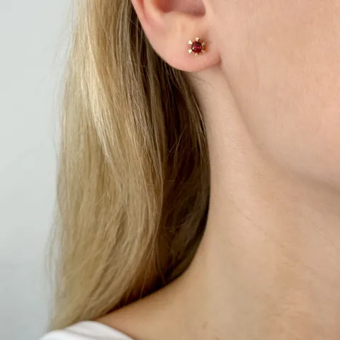 2 x 0,28 ct granat solitaireørepynt i 14 karat gull med granat