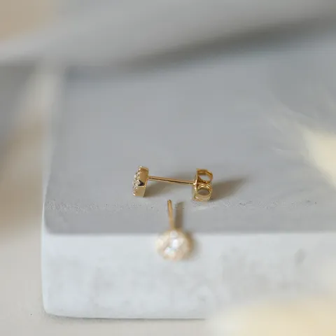 runde diamant ørestikker i 14 karat gull med diamant