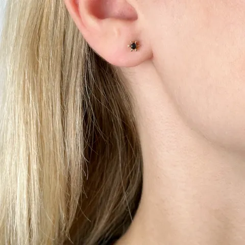 2 x 0,05 ct svart diamant solitaireørepynt i 14 karat gull med svart diamant
