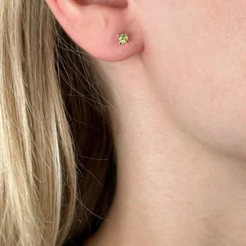 2 x 0,12 ct peridot solitaireørepynt i 14 karat gull med peridot