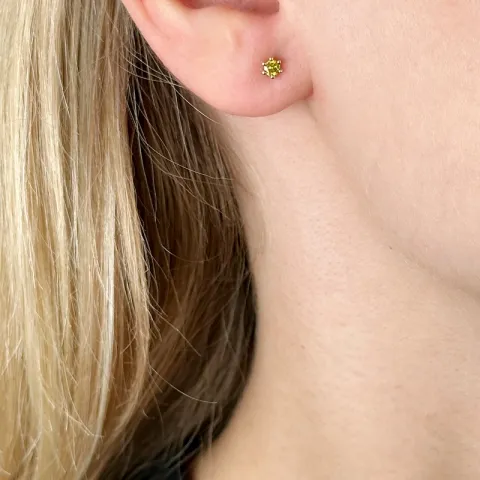 2 x 0,09 ct gul behandlet naturlig diamant solitaireørepynt i 14 karat gull med gul diamant