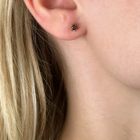 2 x 0,10 ct svart diamant solitaireørepynt i 14 karat gull med svart diamant