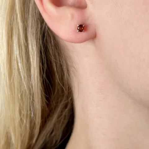 2 x 0,28 ct granat solitaireørepynt i 14 karat gull med granat