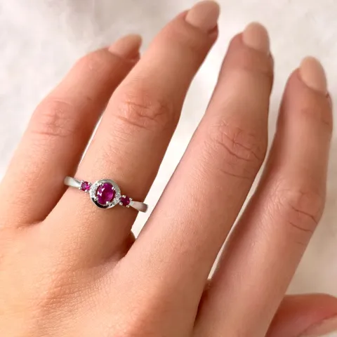 Elegant rubin ring i 14 karat hvitt gull 0,016 ct