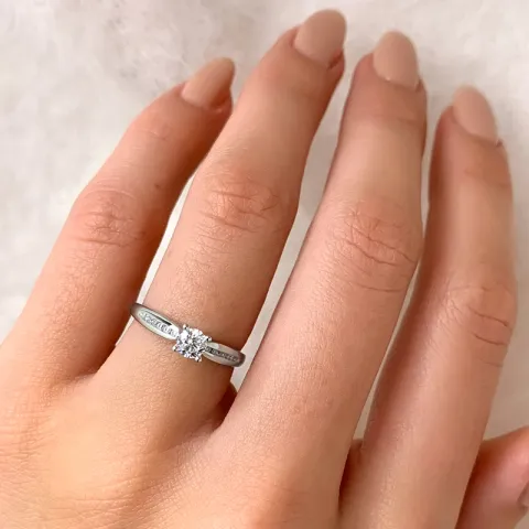 Elegant zirkon ring i 14 karat hvitt gull