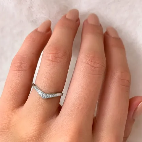 V zirkon ring i 14 karat hvitt gull