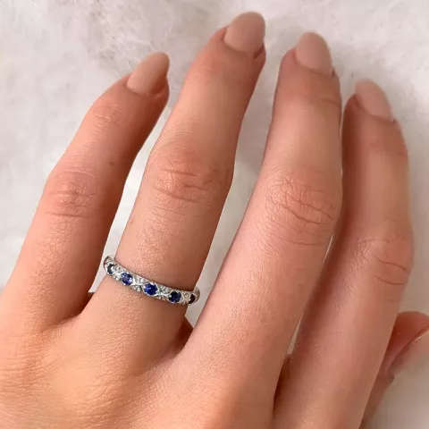 Smal blå safir ring i 14 karat hvitt gull
