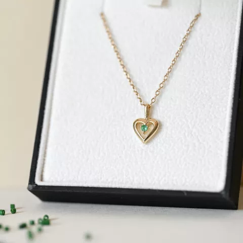 hjerte smaragd anheng i 14 karat gull 0,053 ct