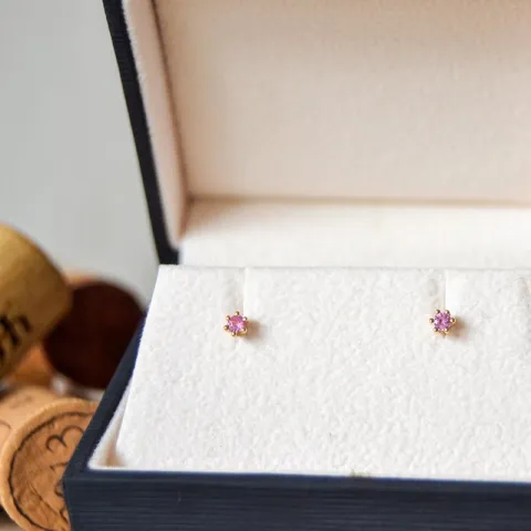 2 x 0,07 ct rosa safir solitaireørepynt i 14 karat gull med rosa safir 