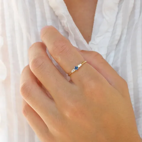 smal blå zirkon ring i 9 karat gull
