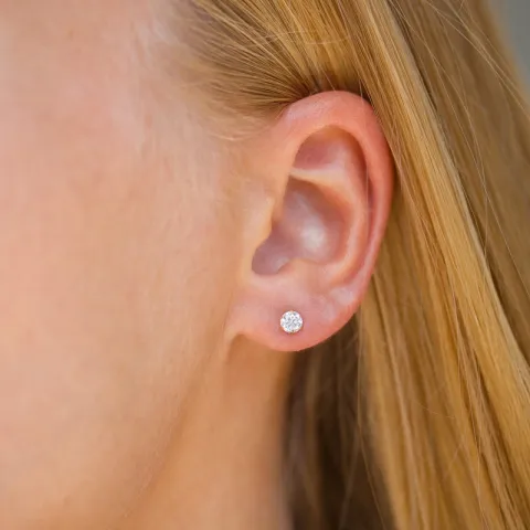1/2 par 4 mm ørestikker i 9 karat gull med zirkon