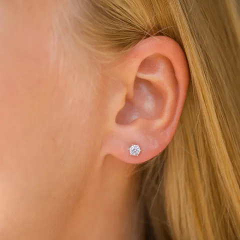 4 mm solitaireørepynt i 9 karat gull med zirkoner