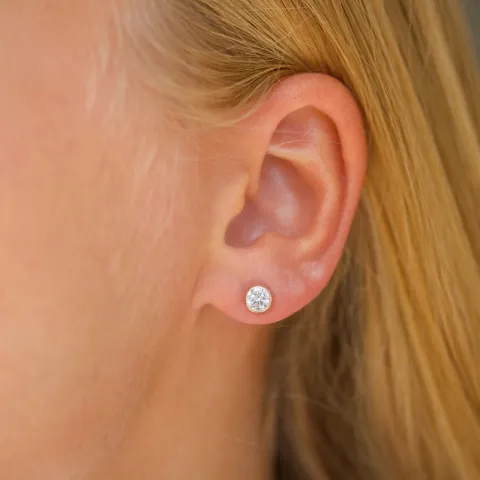 5 mm runde øredobber i 14 karat gull med zirkoner