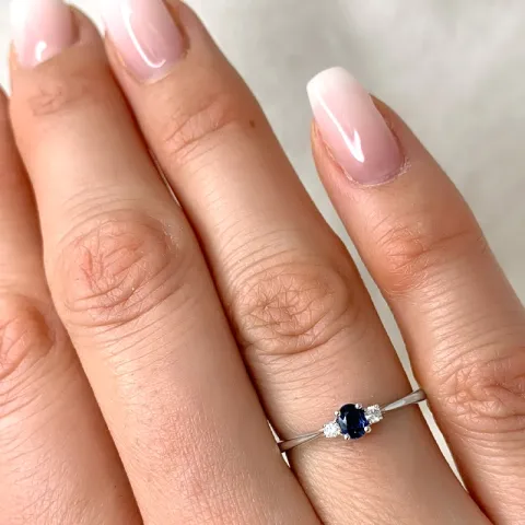 blå safir diamantring i 14 karat hvitt gull 0,05 ct