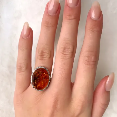 Oval rav ring i oksidert sterlingsølv