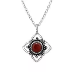Rød onyks halskjede med anheng i sølv med blomsteranheng i oksidert sterlingsølv