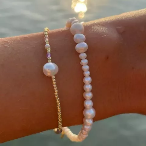Hultquist perle armbånd i forgylt sølv lilla stein rosa stein