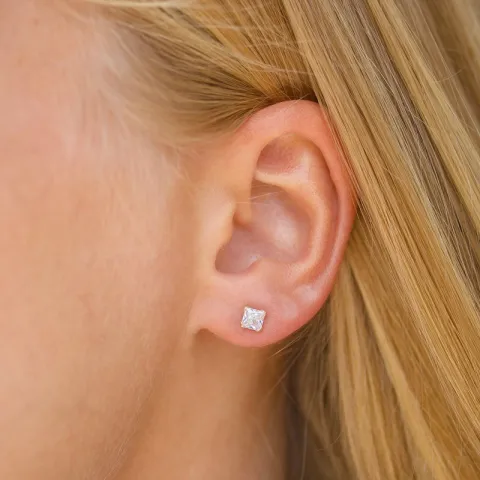 4 mm ørestikker i 9 karat gull med zirkon