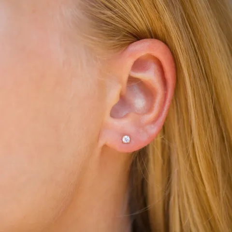 3 mm ørestikker i 9 karat gull med zirkon