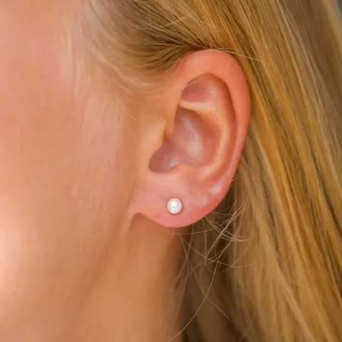4 mm perle ørestikker i 9 karat gull