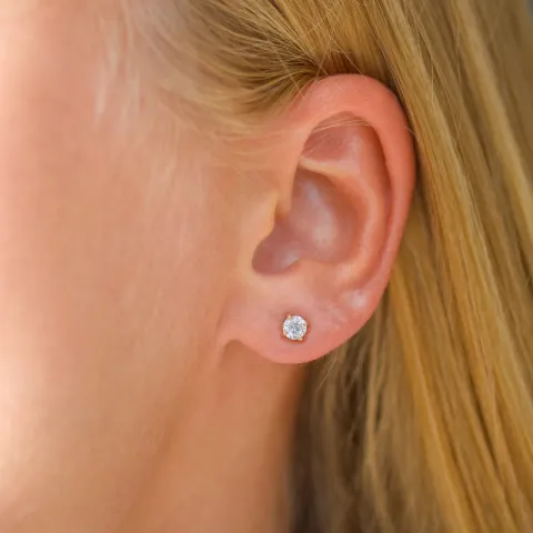 4 mm zirkon ørestikker i 9 karat gull med zirkon