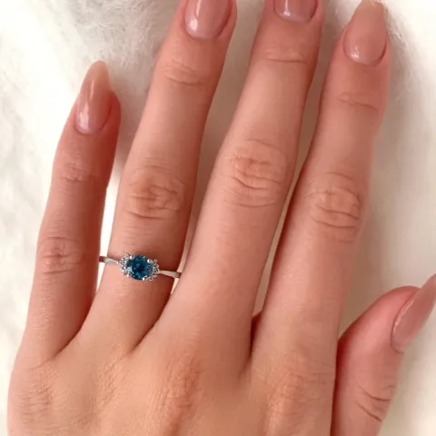 blå topas ring i 9 karat hvitt gull