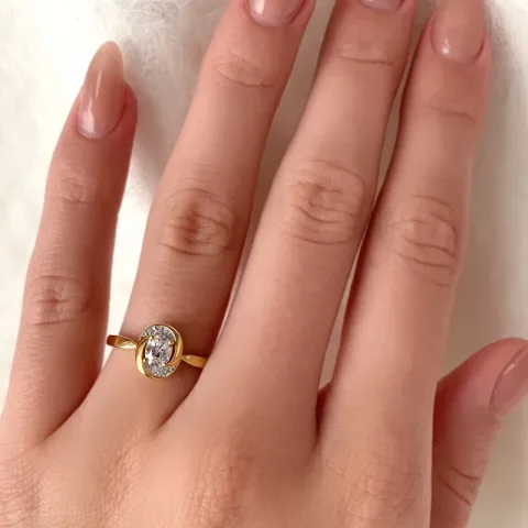 oval hvit zirkon ring i 9 karat gull med rhodium