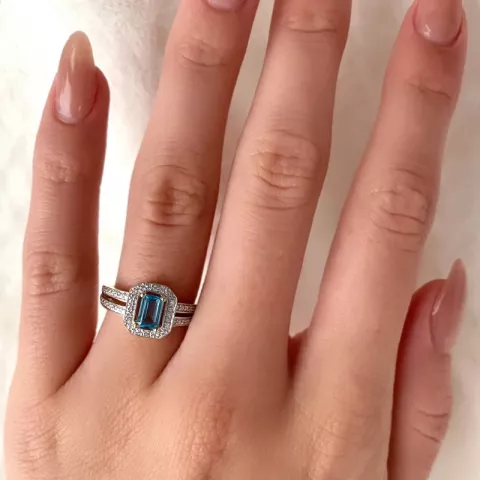 stor lyseblå topas ring i 9 karat gull med rhodium
