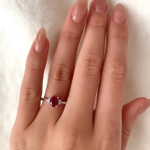 rød ring i 9 karat hvitt gull