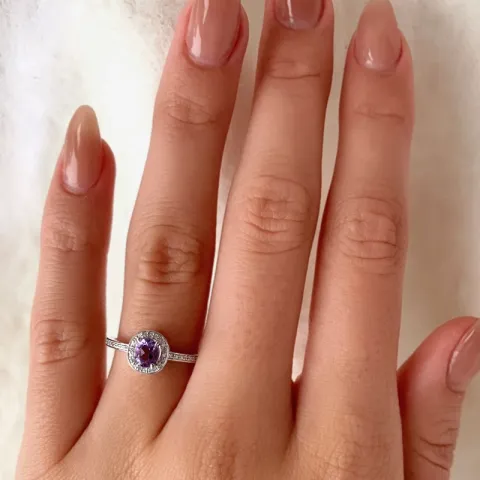 smal ametyst ring i 9 karat hvitt gull