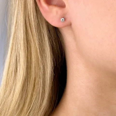 2 x 0,10 ct diamant solitaireørepynt i 14 karat hvitt gull med diamant