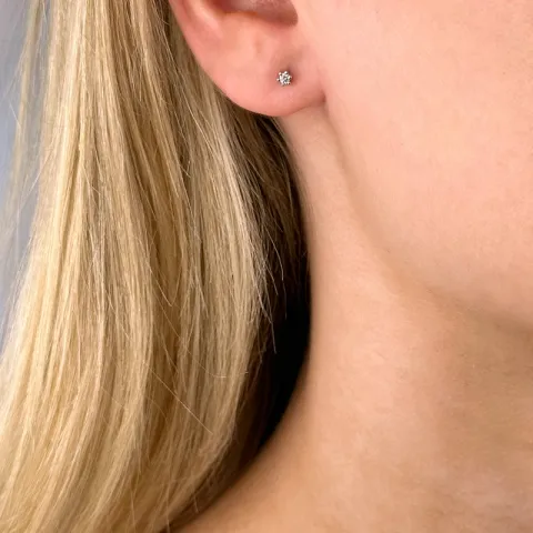2 x 0,03 ct diamant solitaireørepynt i 14 karat hvitt gull med diamant