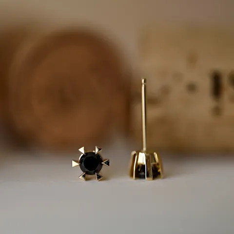 2 x 0,21 ct svart solitaireørepynt i 14 karat gull med svart diamant 