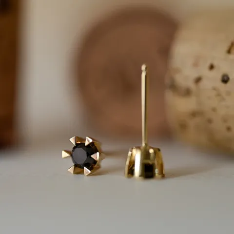 2 x 0,21 ct svart solitaireørepynt i 14 karat gull med svart diamant 