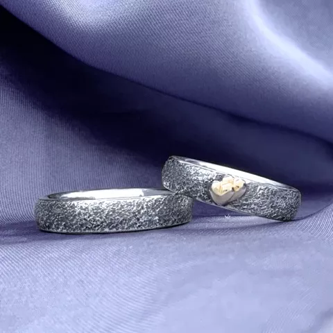 Scrouples gifteringer i oksidert sølv med gull