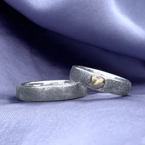 Scrouples gifteringer i oksidert sølv med gull