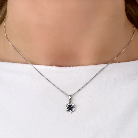 Safir blomsteranheng i 14 karat hvitt gull 0,06 ct